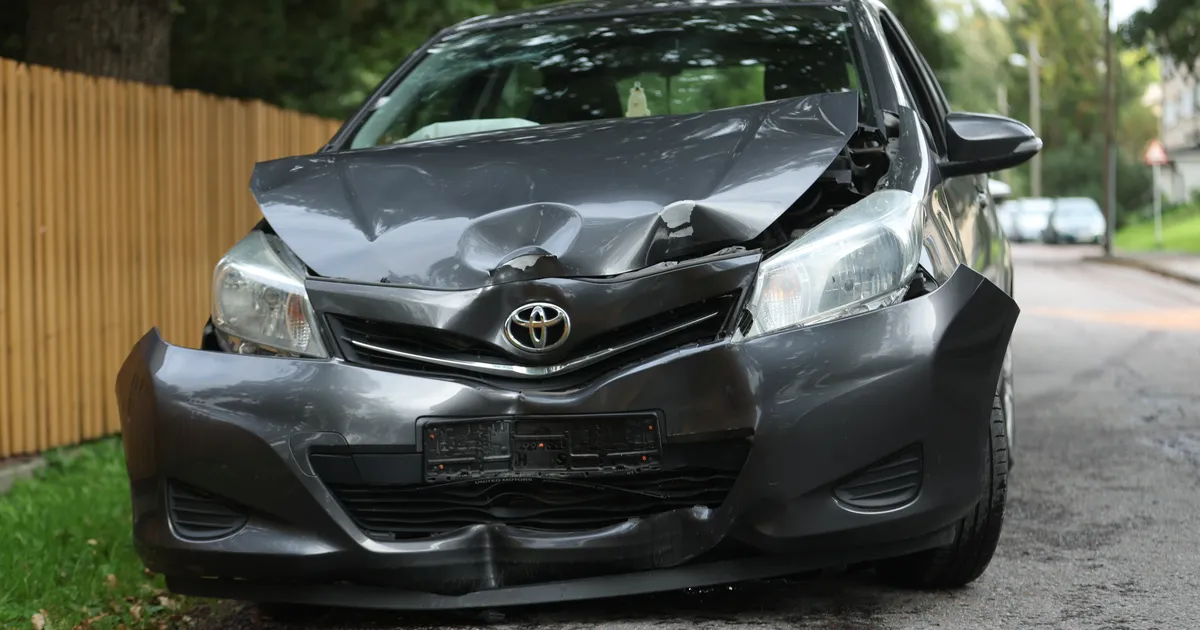 FOTOD ⟩ Sõiduauto rammis Kristiines laternaposti