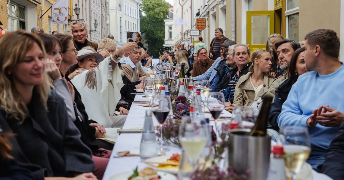 PIKK TÄNAV, PIKK LAUD ⟩ Festivali raames kaeti Tallinna vanalinna laud 250 külalisele