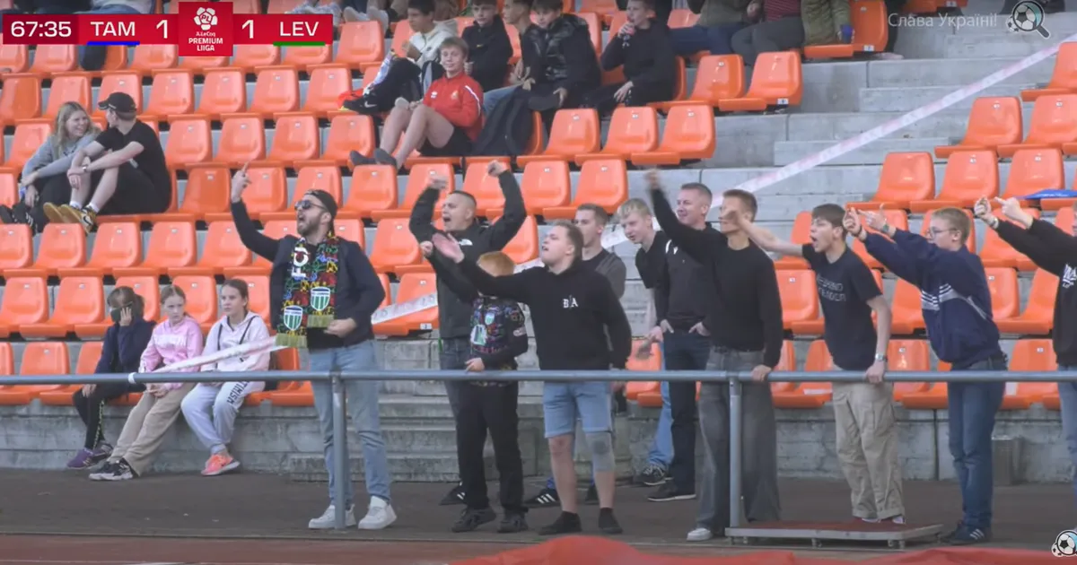 VIDEO ⟩ Levadia fännid karjusid Tammeka pallipoisi peale, viibutasid keskmist sõrmegi