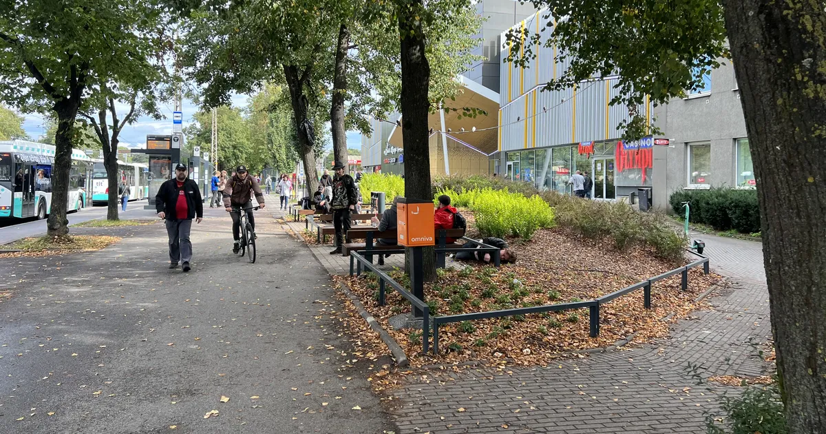 Kristiine keskuse ees asuv istumisala kütab kirgi: õhtuti on seal eriti «tore»