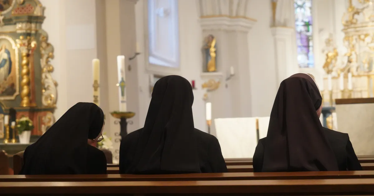 NUNNAD HOOS ⟩ Pühad õed põgenesid hooldekodust oma mahajäetud kloostrisse Alpides