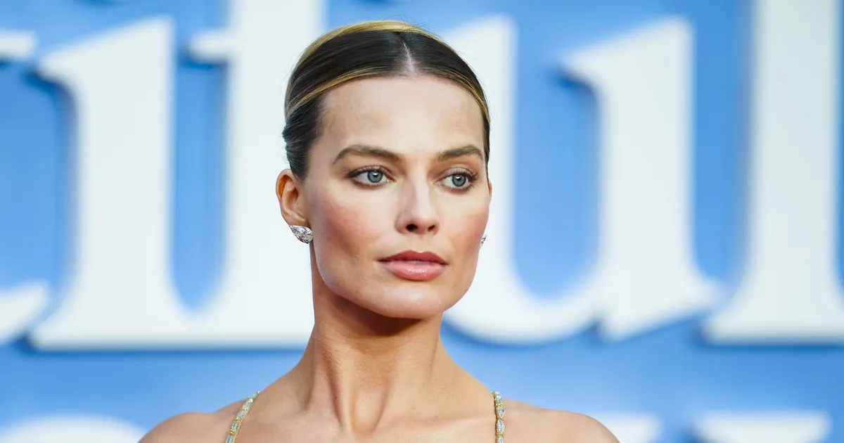 PILDID ⟩ Margot Robbie ilmus punasele vaibale peaaegu ihualasti