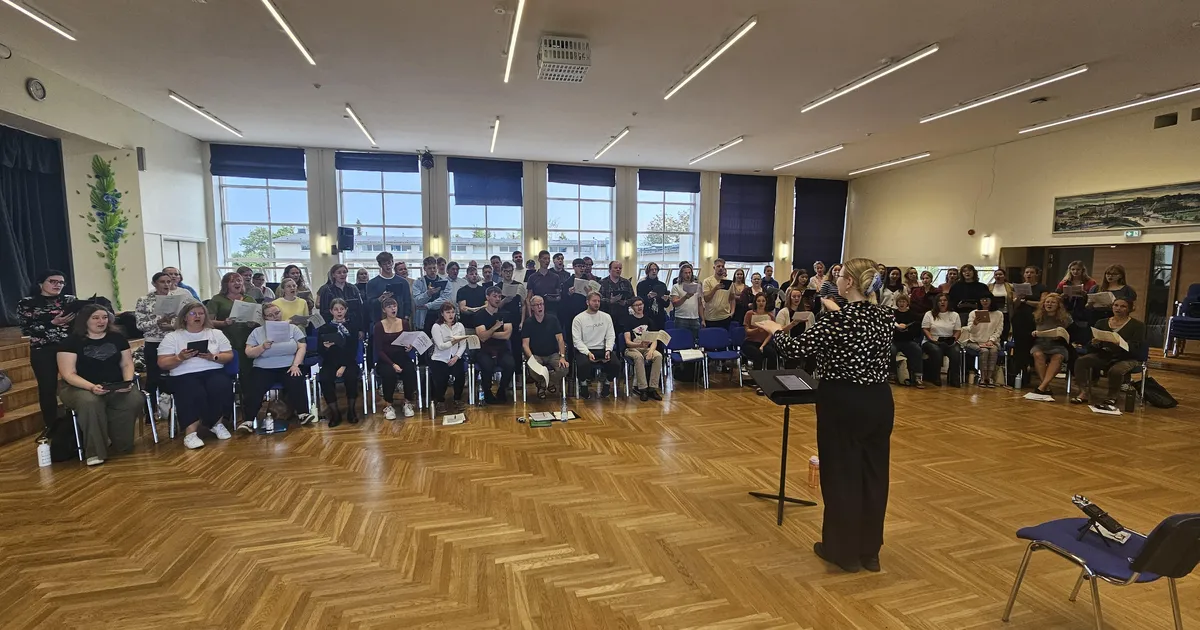 Viis Tartu kammerkoori teevad suure ühendkoorina kummarduse Veljo Tormisele