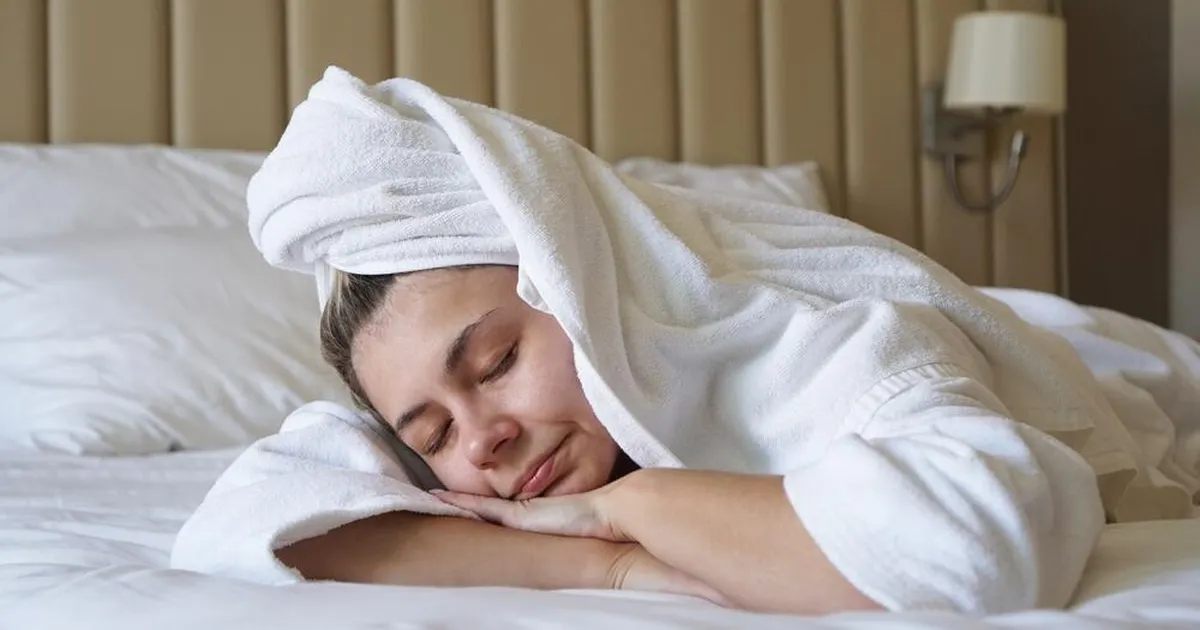 Miks on märgade juustega magamine halb mõte? Eksperdid hoiatavad tõsiste riskide eest