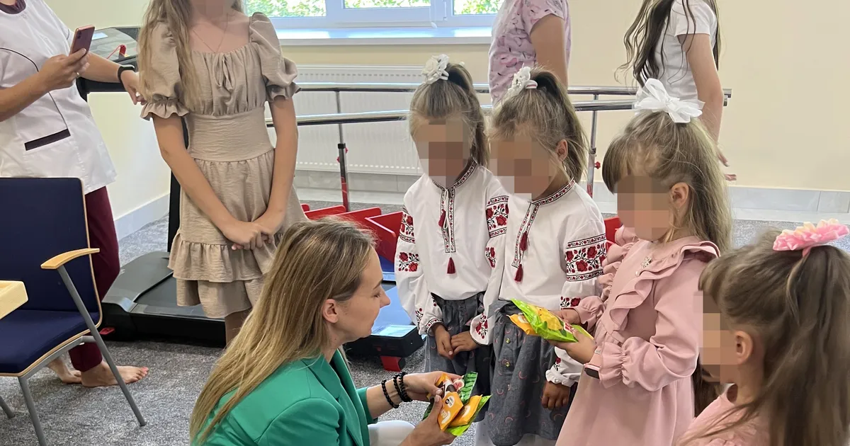 FOTOD ⟩ Ukraina külakeses aidatakse eestlaste kaasabil tuua taas sära orbude silmadesse