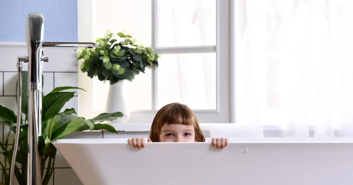 Laps kurtis, et teda jälgitakse vannitoa akna tagant, isa paljastas ootamatu tõe