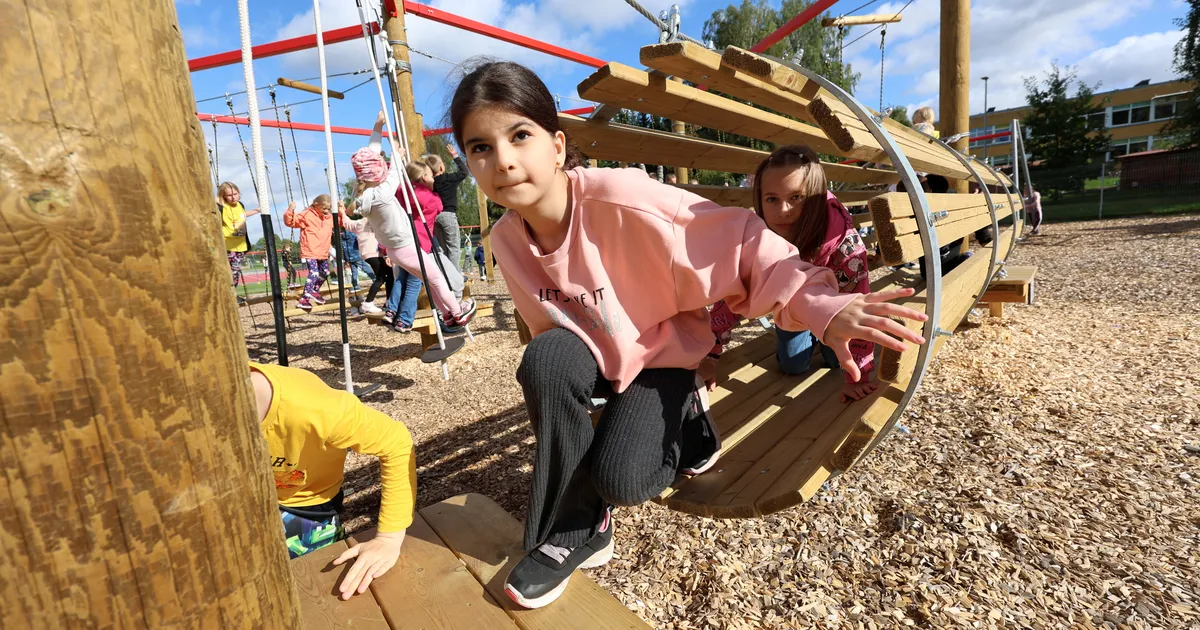 GALERII ⟩ Descartes'i kooli õpilased panid uuenenud mänguväljaku kohe proovile