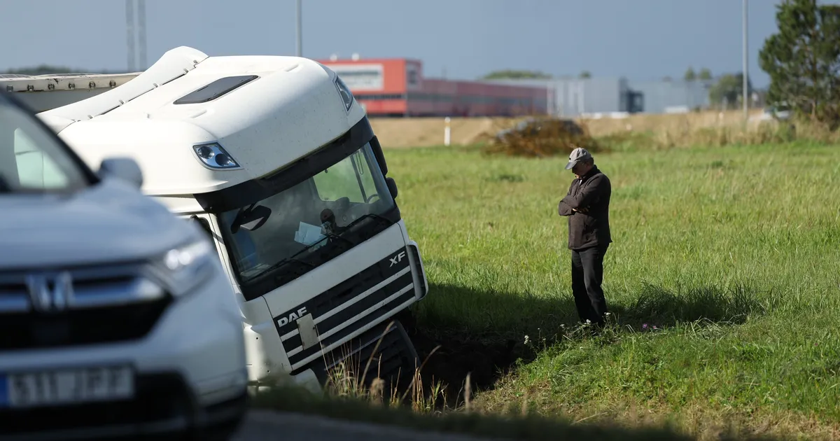 FOTOD ⟩ Jüri ringil sõitis reka vesiliu tõttu kraavi