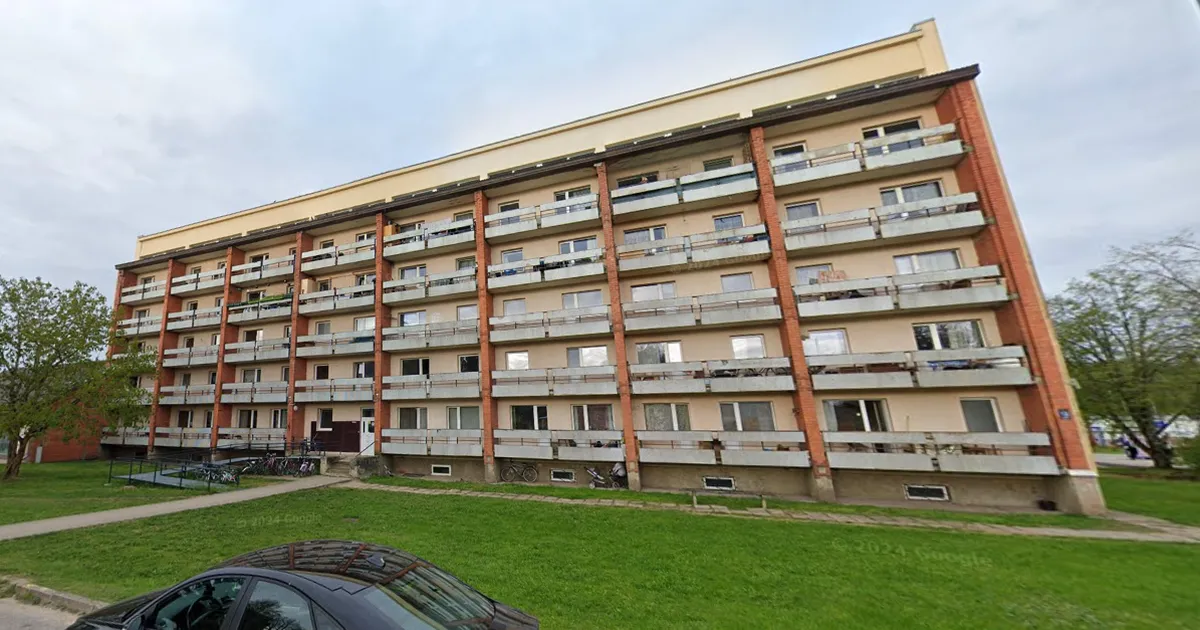 LOOTUSETU OLUKORD ⟩ Valmiera on kurikuulsa üürimajaga püstihädas: vanglasse ihanud mees pani oma korteri põlema