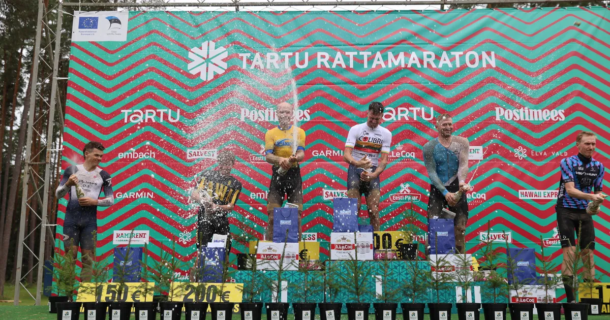 PILDID ⟩ «Laske asfaldile, mis te jamate!» Raske ja porise rattamaratoni võit läks Leetu, hõbe jäi koju