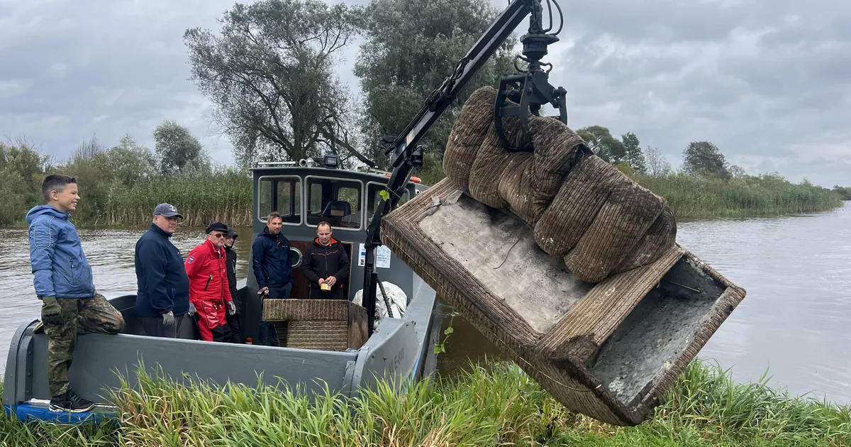 MITU PILTI ⟩ Emajõe koristuspäeval näkkas saagiks suisa diivan