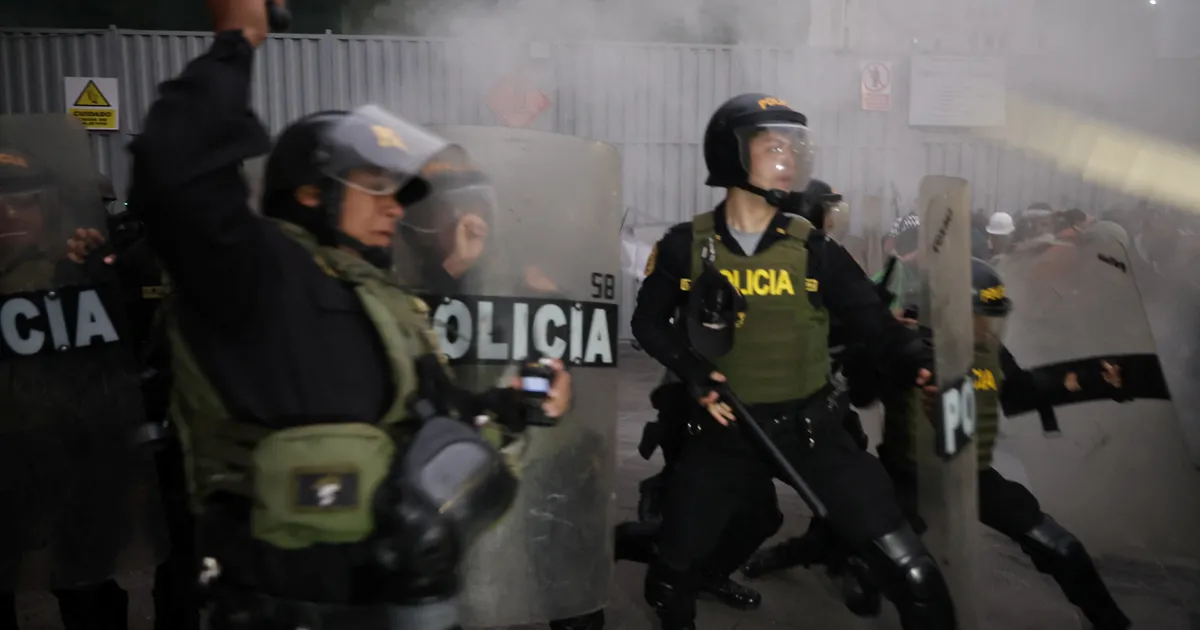 VIDEO ⟩ Peruu valitsusvastastel meeleavaldajatel ja politseil tekkis vägivaldne vastasseis