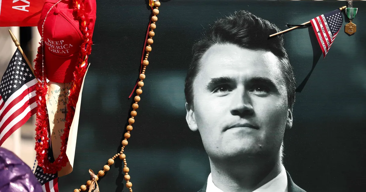 FOTOD JA VIDEOD ⟩ Kümned tuhanded fännid on kogunenud Arizonases Charlie Kirki viimsele teekonnale