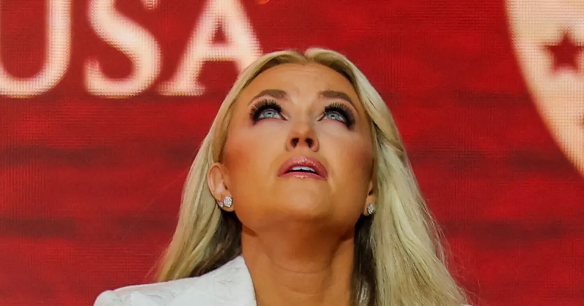 VIDEOD ⟩ Lesk Erika Kirk kannab kaelakeed, millel on tema mehe veri