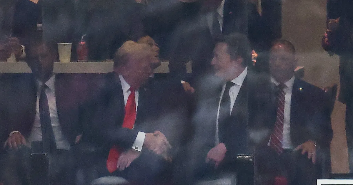 SUUR LEPPIMINE? ⟩ Donald Trump ja Elon Musk surusid Charlie Kirki mälestusteenistusel kätt