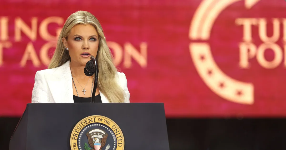 VIDEOD ⟩ Erika Kirk jätkab oma mehe elutööd, saades parempoolse organisatsiooni uueks juhiks