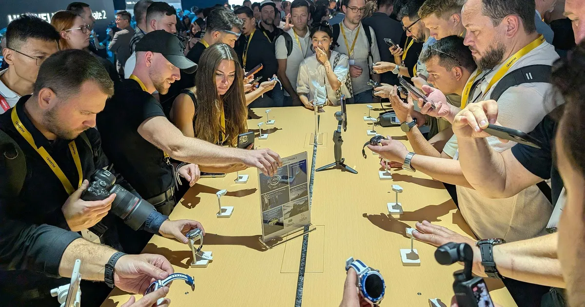 PILDID KOHAPEALT ⟩ Huawei näitas Pariisis uusi nutikelli, üks neist saadab sõnumeid ka vetesügavustes