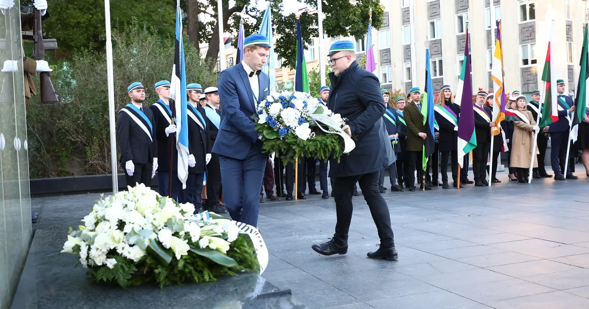 FOTOD ⟩ Vabadussõja võidusamba juures austati vastupanuvõitlejaid