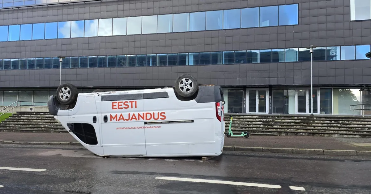 Majandus uppis? Erakond reklaamib end pilkupüüdvate pikali kaubikutega