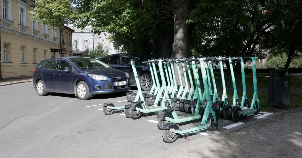 Bolti tõukerattaid ei tohi enam kesklinnas suvalisse kohta risti-rästi vedelema jätta