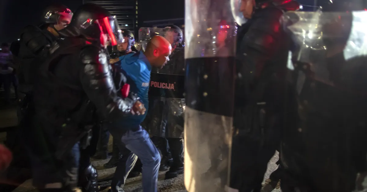 85 MÄSSAJAT ⟩ Leedu karistas koroonapandeemia ajal politseiga kakelnud inimesi