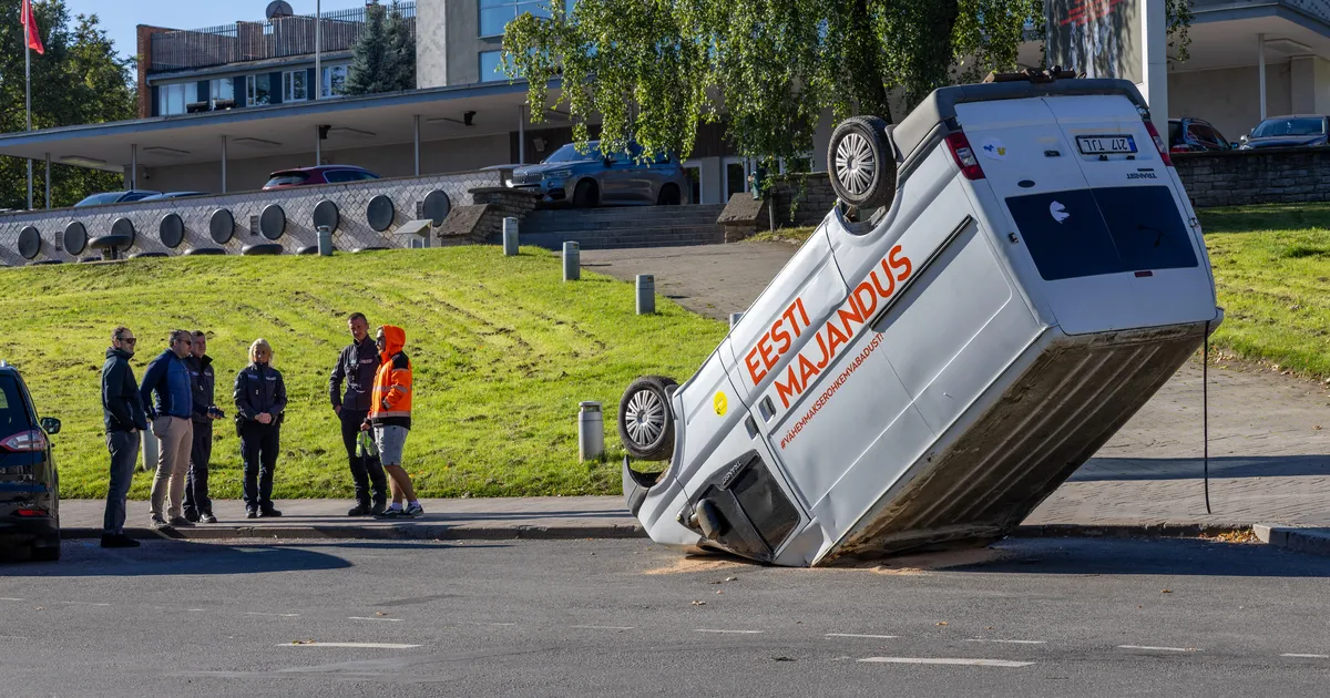 Parempoolsete kummuli kampaaniabuss hakkas lekkima ja tuleb minema viia