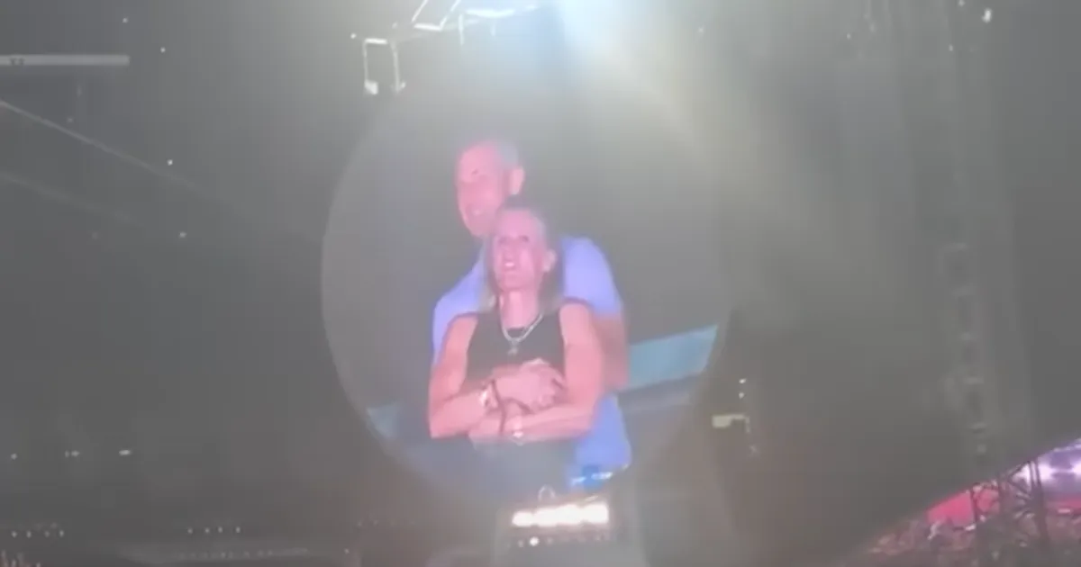 UUS PÖÖRE ⟩ Coldplay skandaali naisosapoole abikaasa oli uue kallimaga samal kontserdil