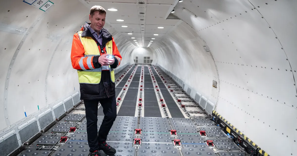 GALERII ⟩ FedEx avas Tallinna lennujaamas uue õhu- ja maismaalogistika keskuse