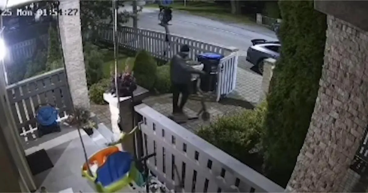 VIDEO ⟩ «Ettevaatust! Lukustage väravad!» Tartus sisenes tumedasse riietatud mees hoovi ning viis endaga kaasa kaks tõukeratast