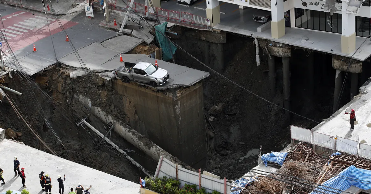 VIDEO ⟩ Bangkokis avanes maa: 900-ruutmeetrine auk neelas tee ja elektripostid