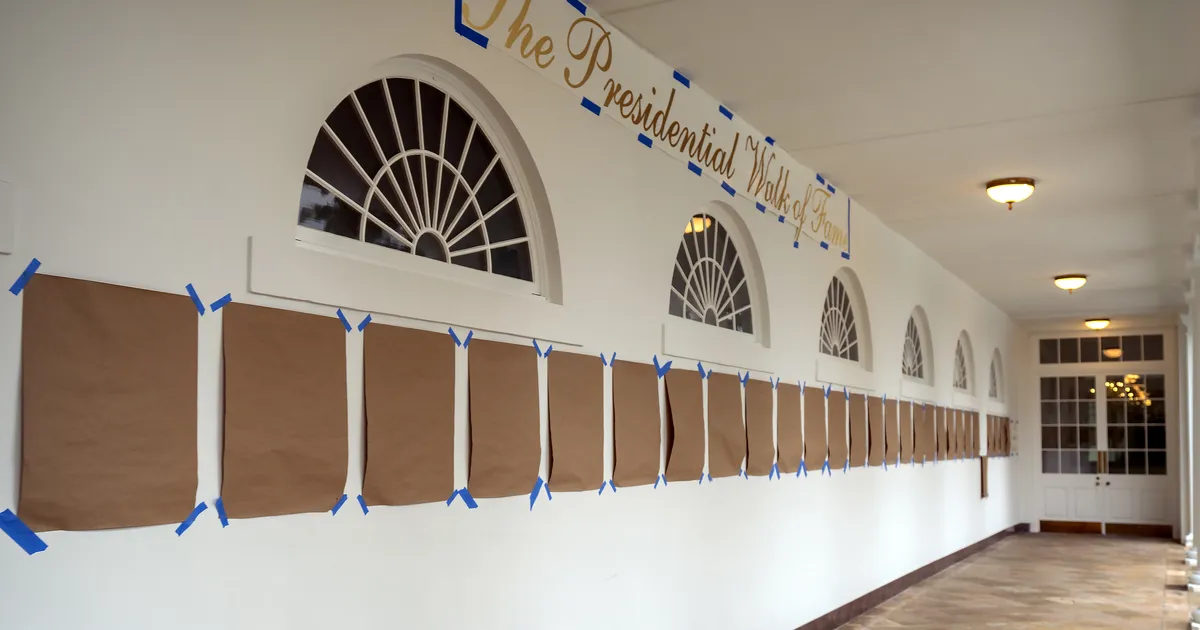 VIDEOD ⟩ Trump riputas Valges Majas Joe Bideni portree asemele midagi kummalist