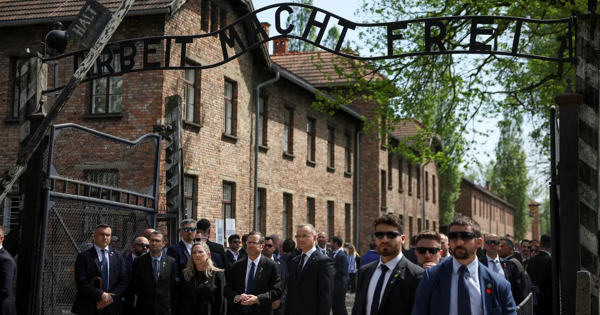 VIDEO ⟩ Kaks purjus soomlast murdsid sisse Auschwitzi muuseumisse