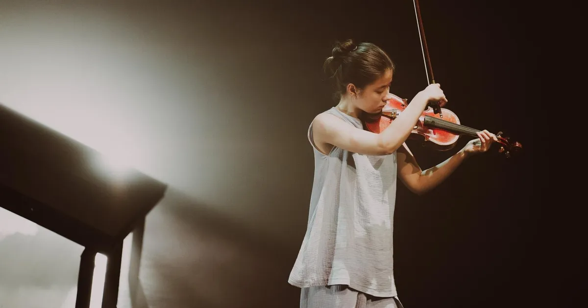 NÄDALA TEATER ⟩ «Tõusvad viiuldajad» võlub lihtsuse ja universaalsusega