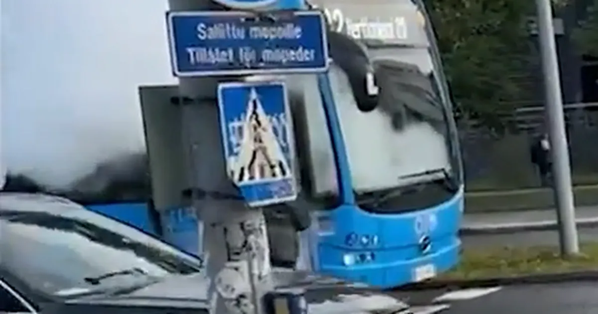 VIDEO ⟩ Kummaline vahejuhtum Helsingis: mees tühjendas bussis tulekustuti