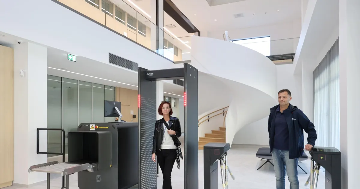 GALERII ⟩ Pikalt remonditud kohtumajast leiab rõduga istungisaali ja riigisaladuse ruumi