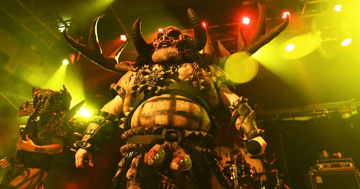 LIIGA JULM? ⟩ Skandaalne metal-ansambel «mõrvas» Donald Trumpi ja «raius» Elon Muskil «pea maha»