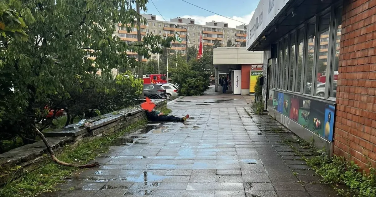 FOTOD ⟩ «Ma kardan oma laste pärast!» Õismäe elanikud on kimpus kaubanduskeskuse ümbruses kogunevate joodikutega