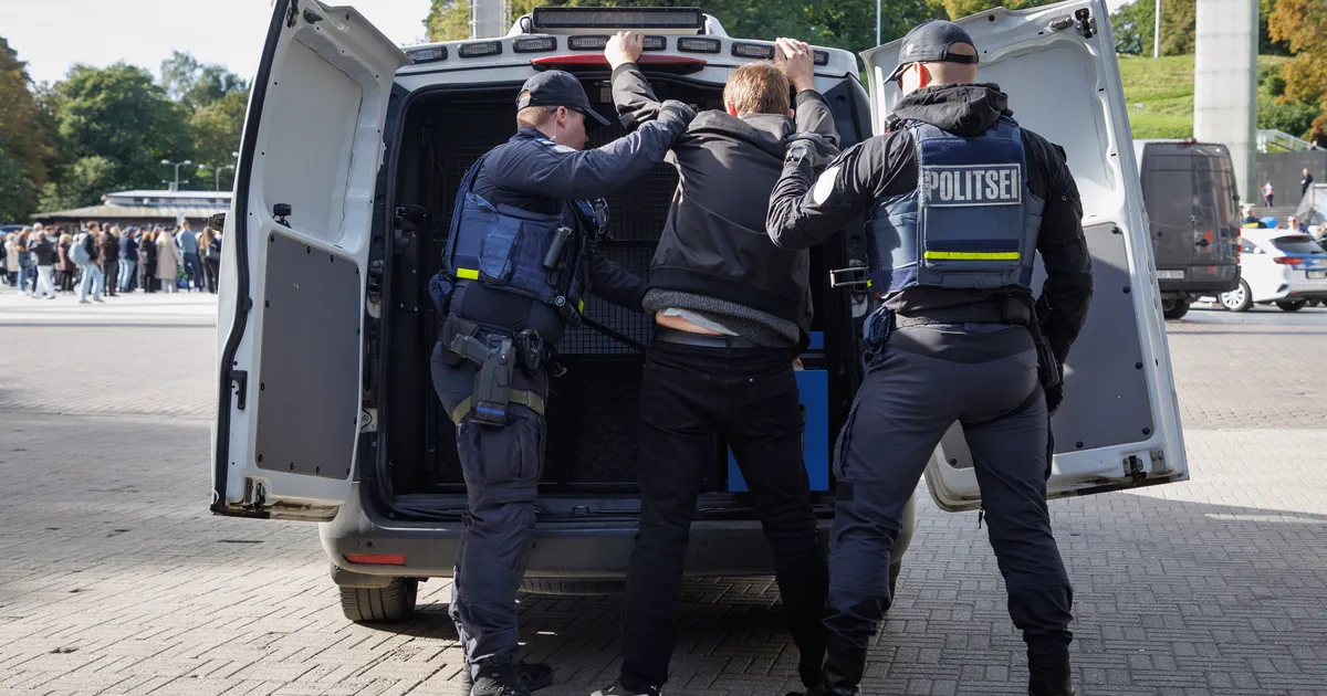 FOTOD ⟩ Politseikadettide ametivande andmist häiris purjus mees