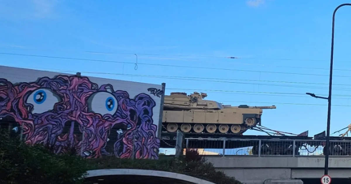 KLÕPS ⟩ Tankid Tartu tänavatel toovad kaasa värvikat vaatemängu