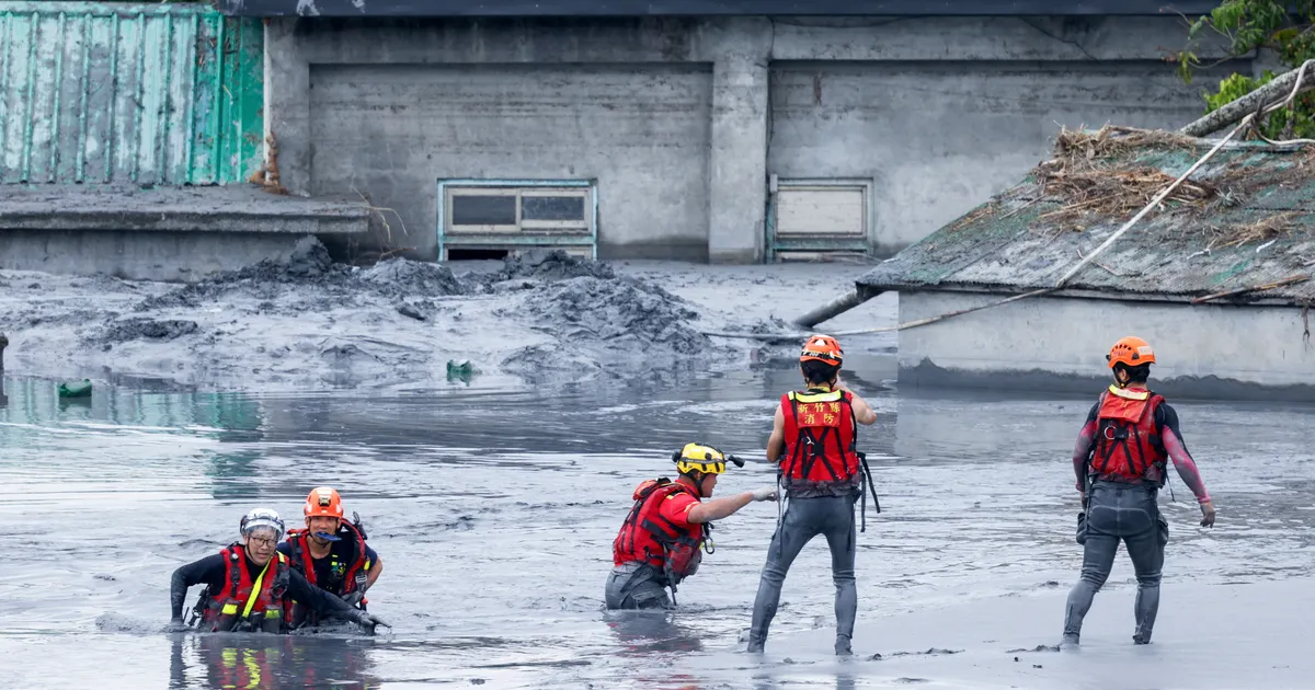 KÜLMAVÄRINAID TEKITAV VIDEO ⟩ Sekund enne katastroofi: Typhoon Ragasa hiigellaine paiskas selfiet teinud naised vette