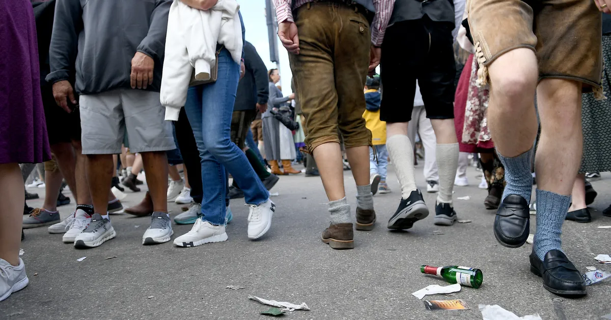 «NAGU MASSIPAANIKA» ⟩ Oktoberfestil ajas rahvamass õllepeo pausile
