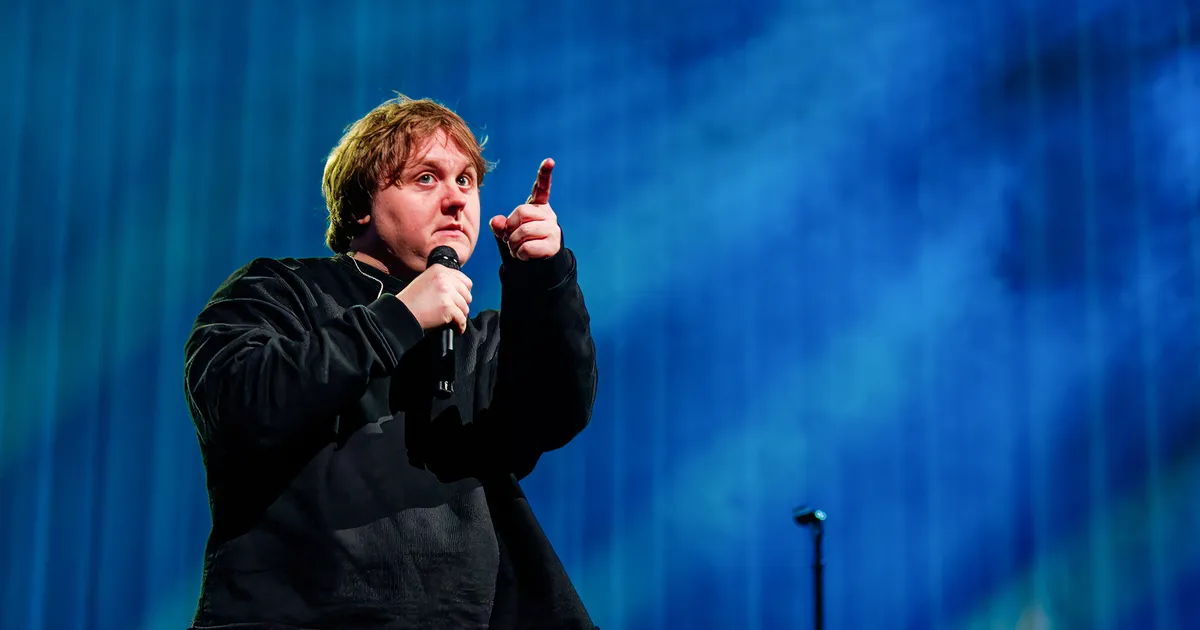 VIDEO ⟩ Lewis Capaldi üllatas poeskäijaid ootamatu esinemisega: see on Capaldi Aldi katusel!