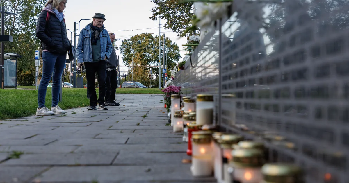 GALERII ⟩ Parvlaev Estonia mälestusmärgi juures süüdati küünlad, et meenutada katastroofis hukkunuid