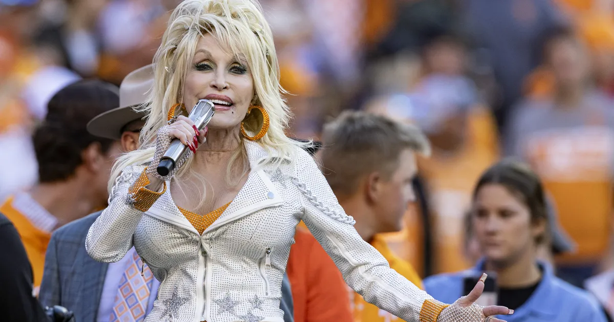 Dolly Parton hädas tervisega: kantritäht lükkas mitu kontserti edasi ja jättis fännidele sõnumi
