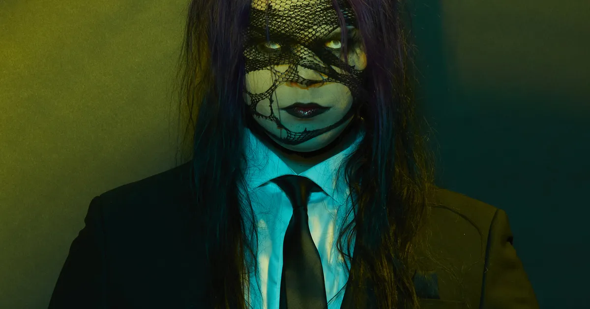 VÄGEV ⟩ Žanre painutav Tasmaania artist toob Tallinnasse tõelise helikaose