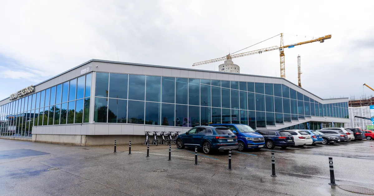 FOTO ⟩ Veekeskuse juures parkida soovinud meest pahandas parkimiskoha hõivanud valimisreklaam