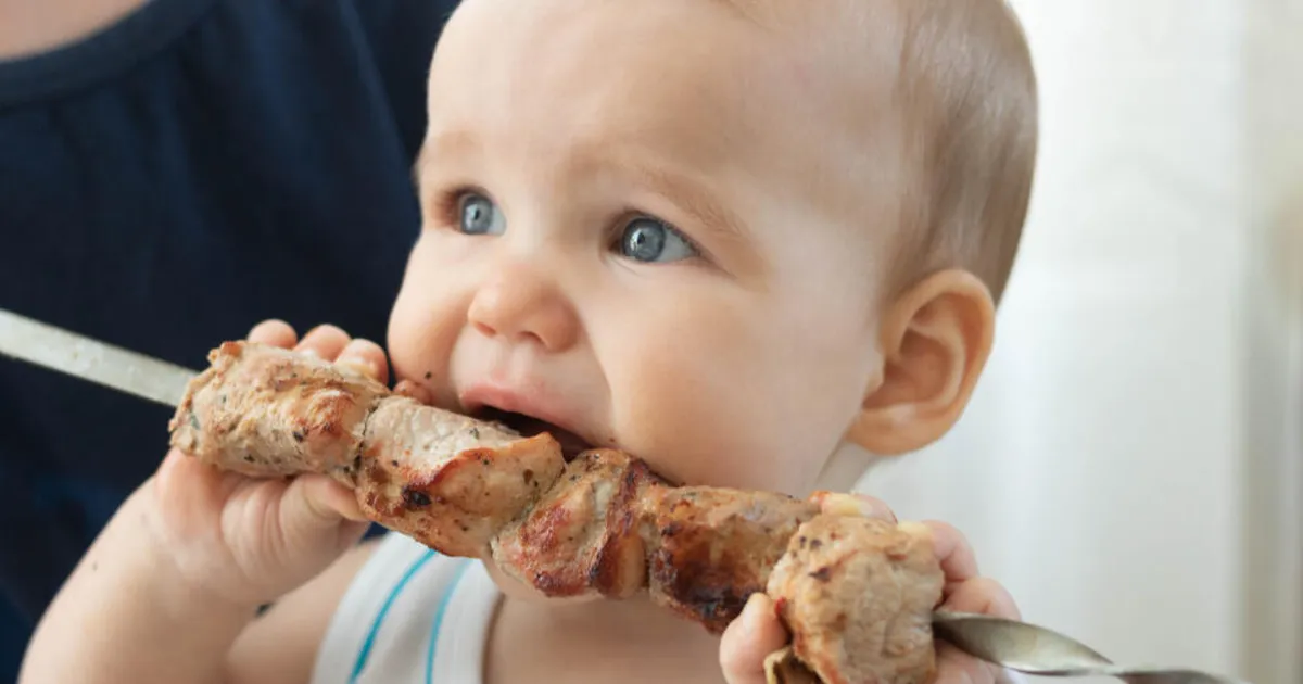 Uus trend: lapsevanemad annavad oma beebidele ootamatut toitu