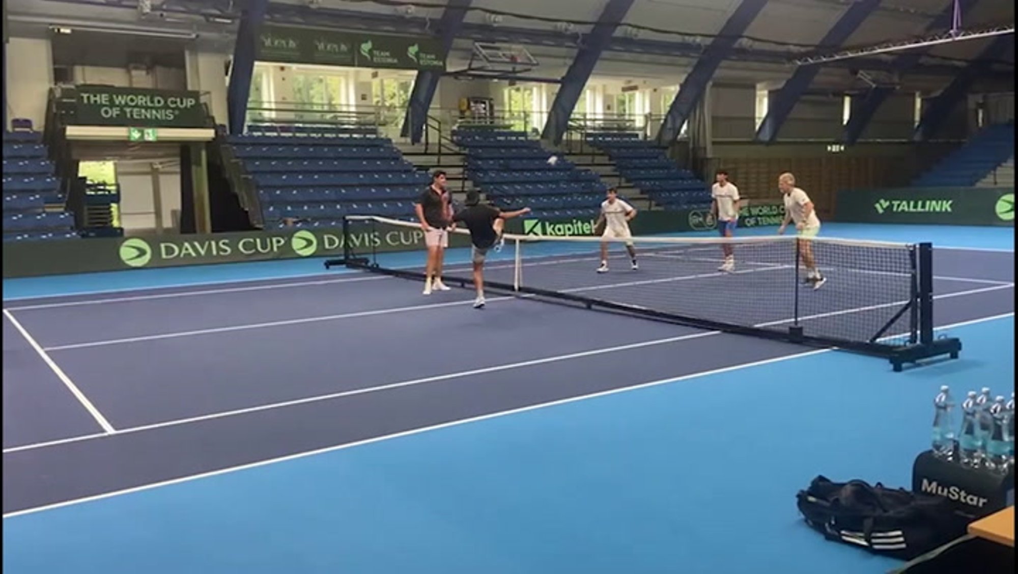 FOTOD JA VIDEO | Kalevi spordihallis algasid Davis Cupi treeningud. Teisipäeval avatud uste päev, reedel läheb õigeks lahinguks