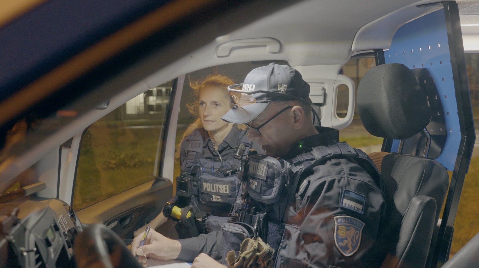 VIDEO | Tallinna ööelu sündmuste keerises koos patrullpolitseinikuga: Inimesed pidutsevad ja on palju segaseid väljakutseid