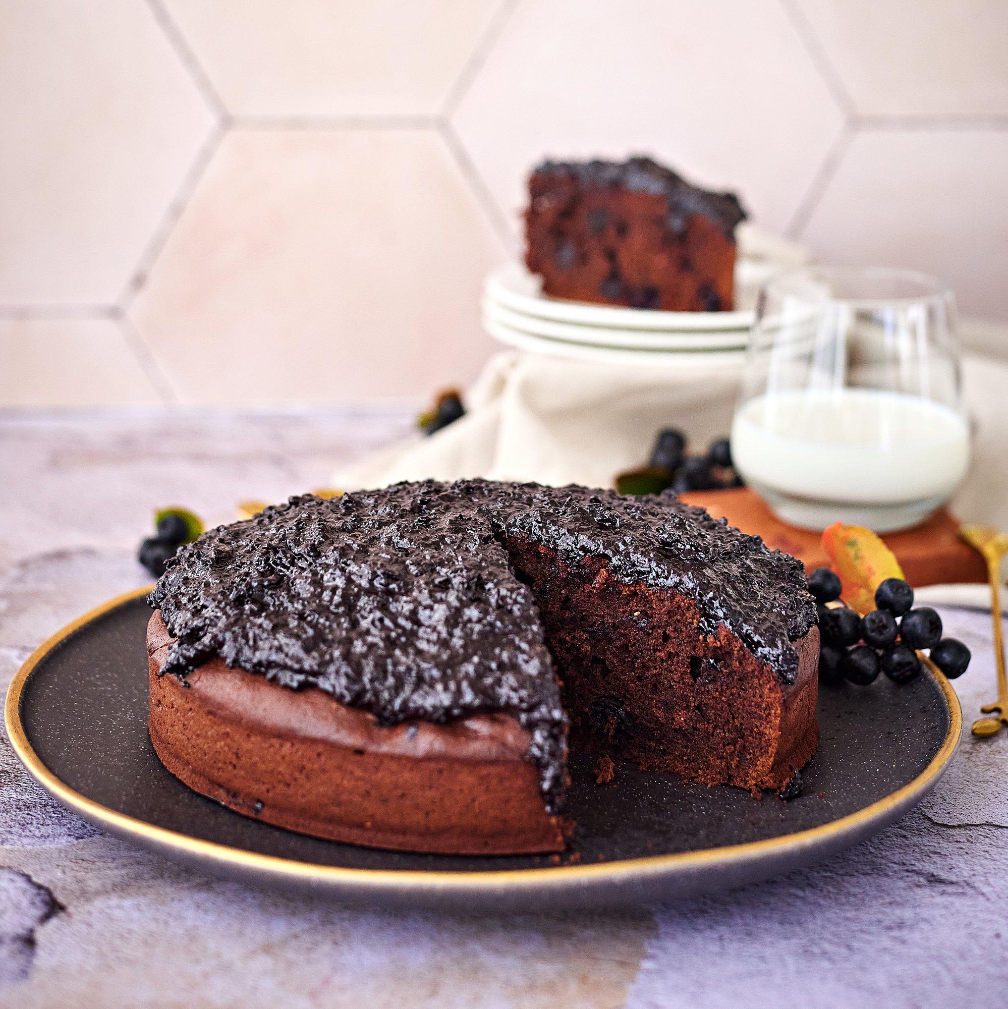 Nii külmaks läks, et nüüd on vaja midagi sooja, pehmet ja rammusat, näiteks sügise mekiga šokolaadikooki arooniaglasuuriga